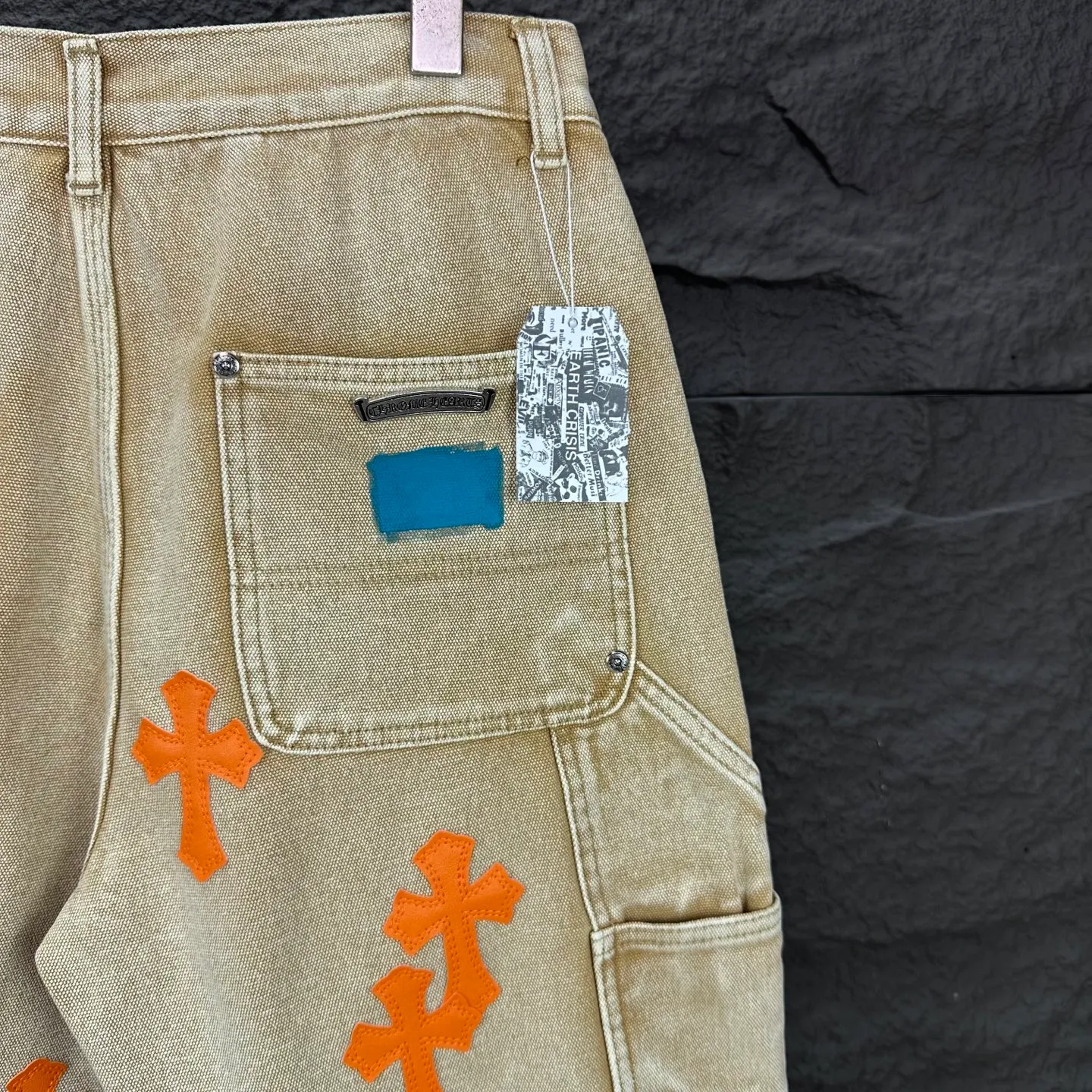 P240 GALLERY DEPT. & Croixin co-branded 2025 new limited edition spliced ​​splash-ink hand-painted orange cross patchwork couple style washed loose denim shorts 🔥High version🔥High version🔥 Original customized denim fabric, the same raw material denim fabric as the Internet celebrity star, full body splicing loose version, splash-ink hand-painted craftsmanship with multiple orange cross embroidery patchwork style designs, very high-end and stylish! The fabric feels very comfortable and these denim shorts are super versatile and look great! ! Complete three standards, same style for men and women 👫A must-have item for everyone Color: black, khaki Size: 28, 30, 32, 34, 36 (five sizes)